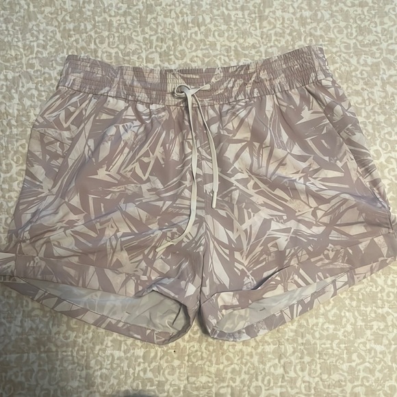 Lululemon Spring Break Away high waisted shorts - Picture 2 of 6